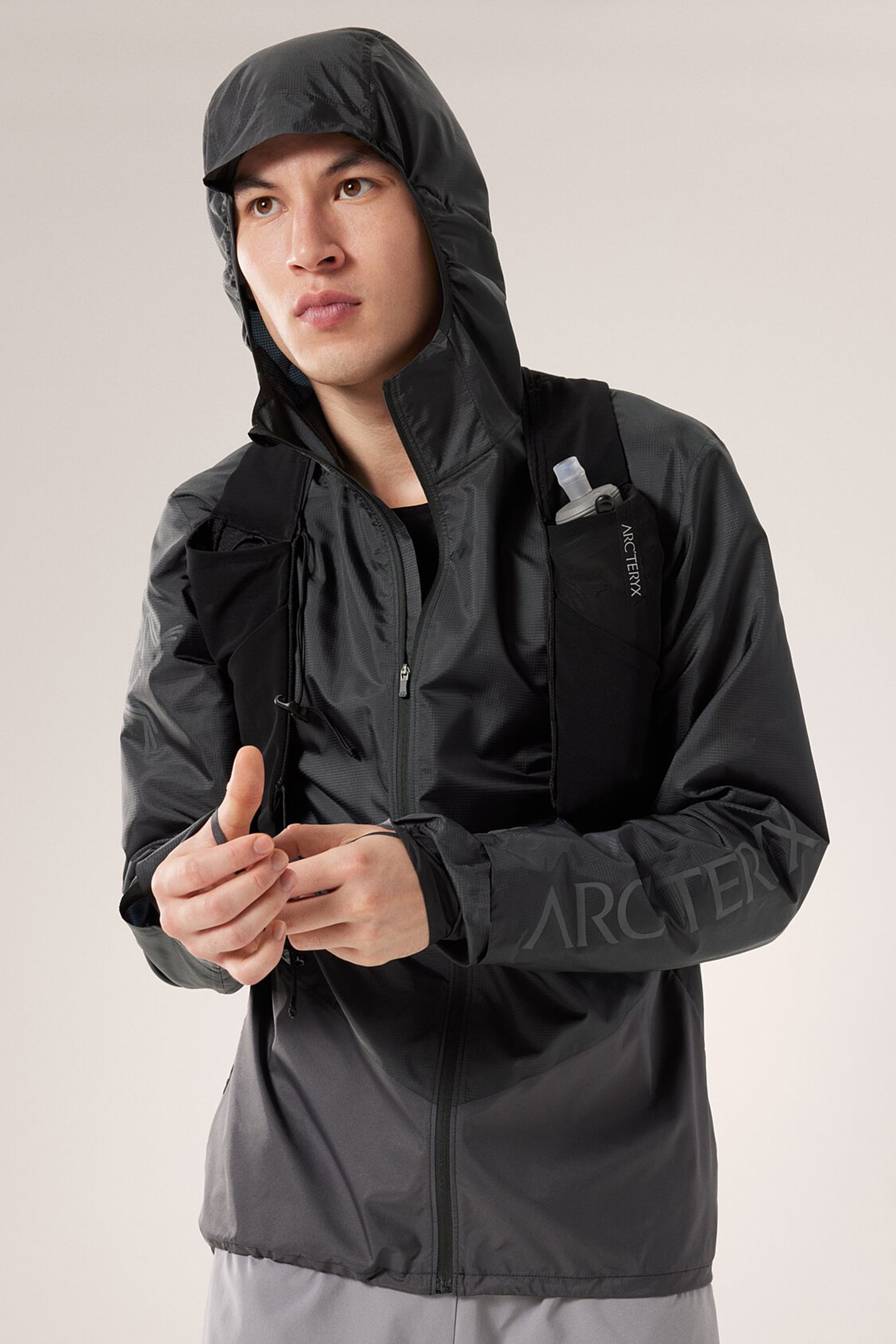 Arc'teryx Men's Norvan Windshell Hoody in Black/Graphite