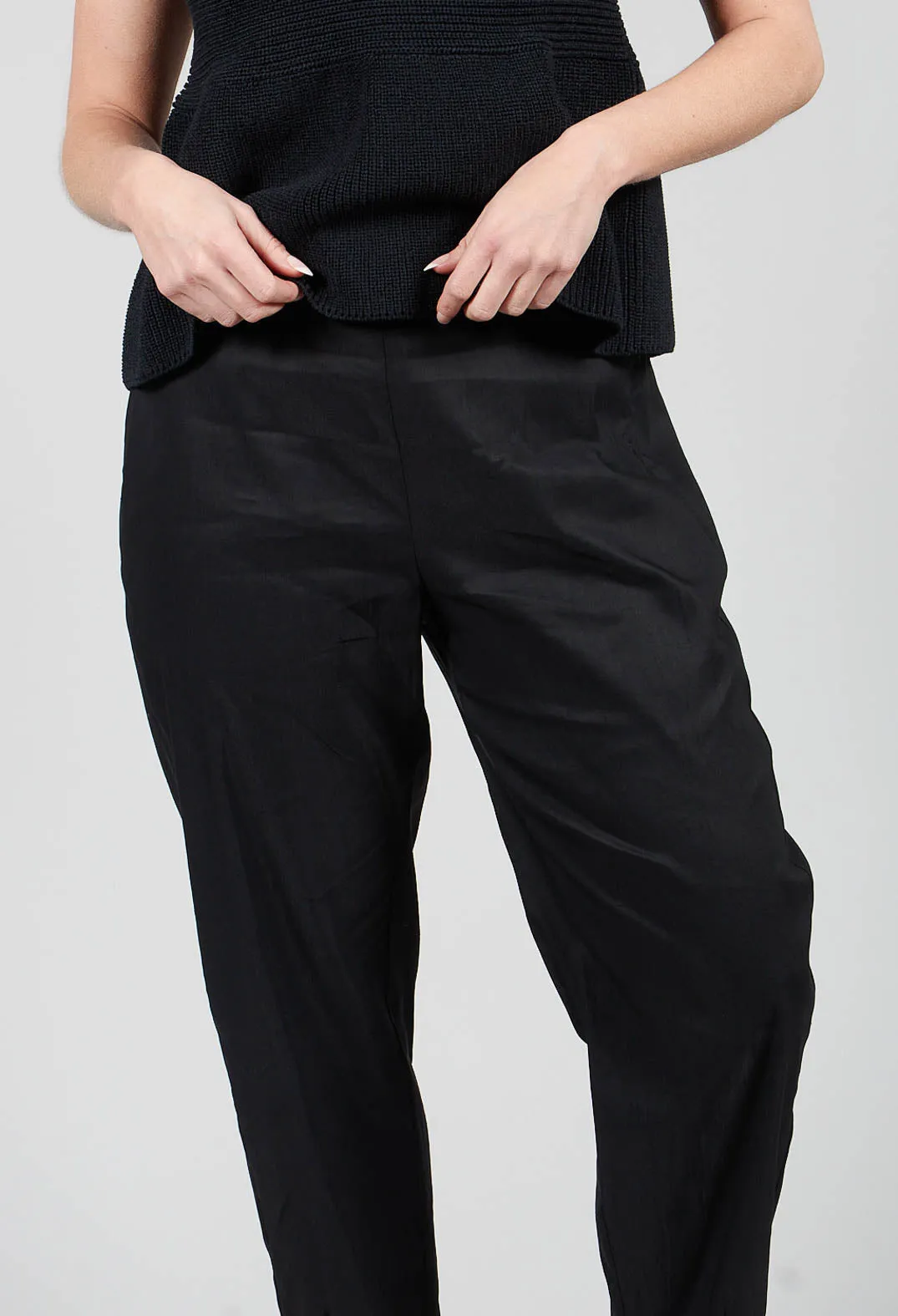 Cropped Slim Leg Pants in Black